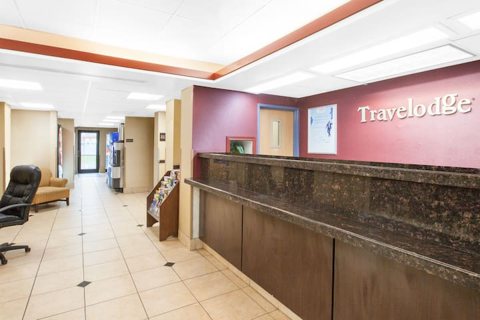 A recepció gránitpulttal és a falon a Travelodge felirattal