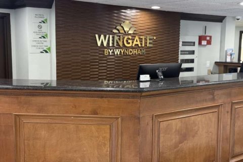 A recepciós pult a Wingate felirattal