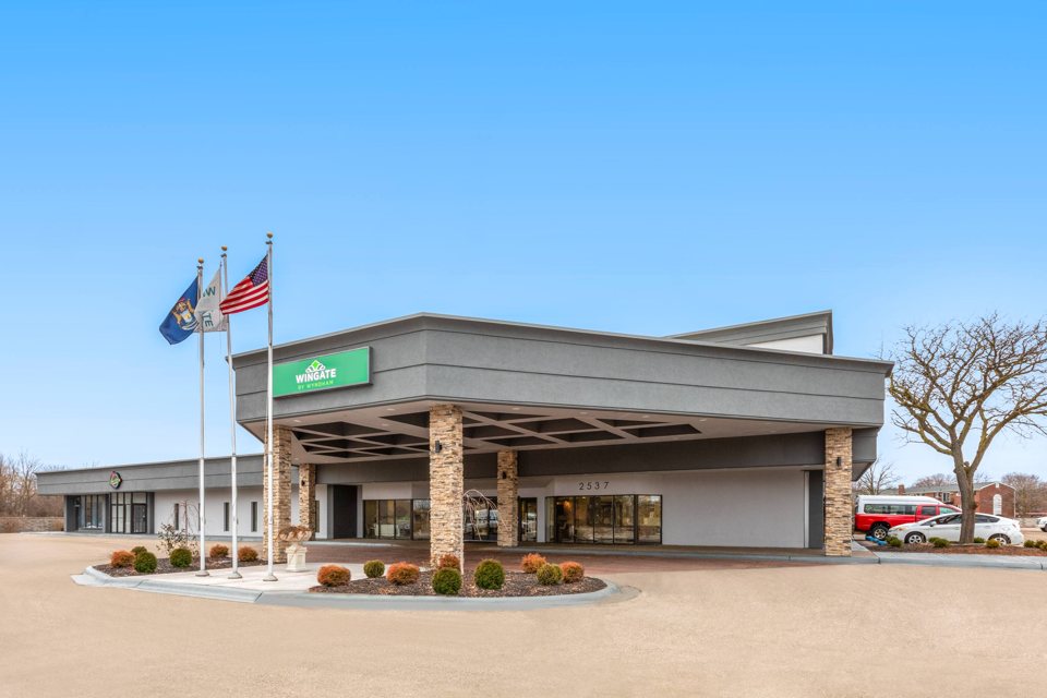The hotel entrance with a canopy and flags