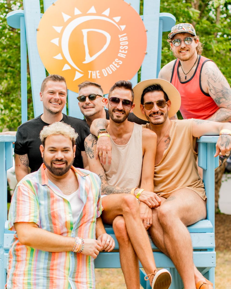 Baráti társaság a The Dunes Resort óriás kerti székén
