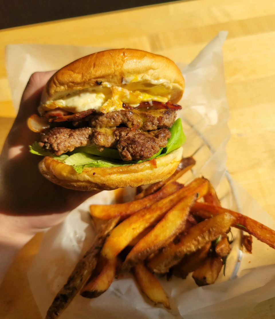 Burger hasábburgonyával