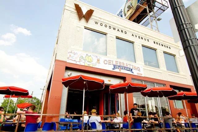 A Woodward Avenue Brewers (The WAB) épülete piros napernyős terasszal