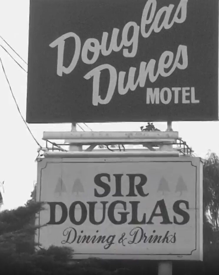 A Douglas Dunes Motel és a Sir Douglas étterem régi cégére, fekete-fehér fotó