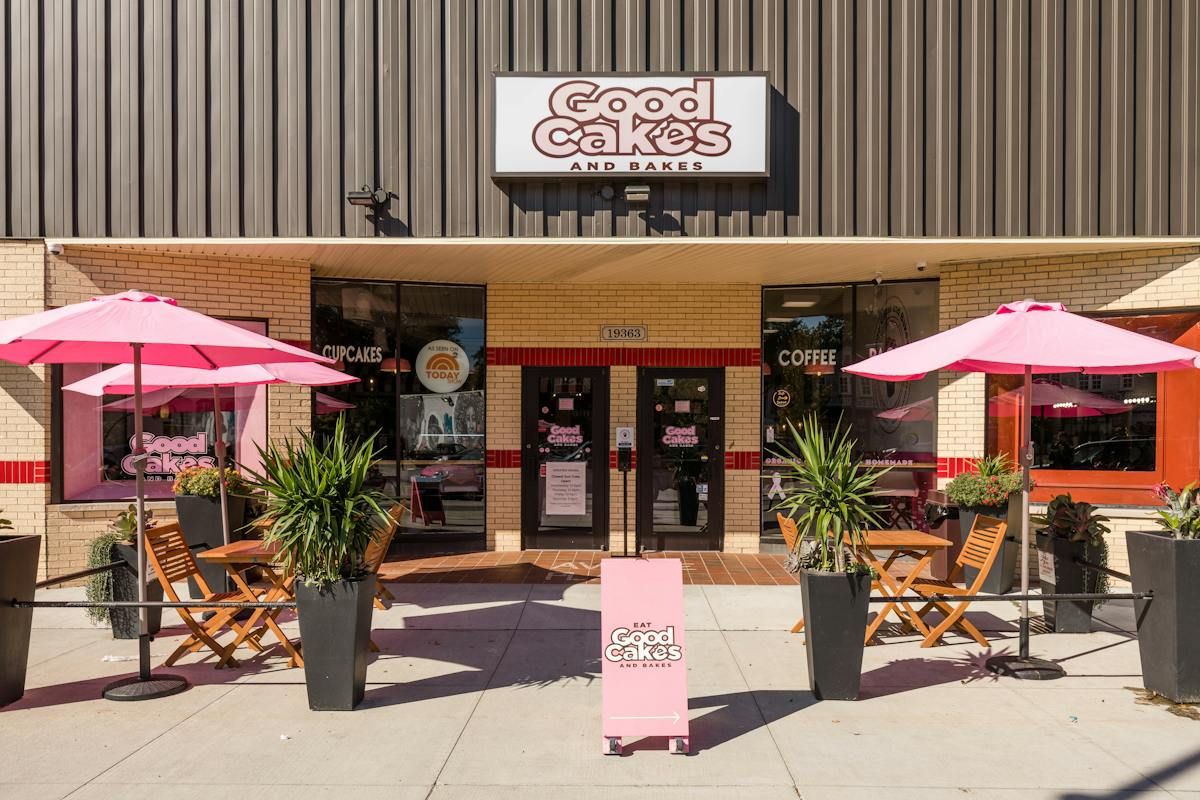 A Good Cakes and Bakes cukrászda homlokzata rózsaszín napernyőkkel