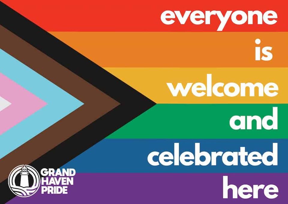 „Everyone is welcome” feliratú Progress Pride ablakmatrica a Grand Haven Pride-tól