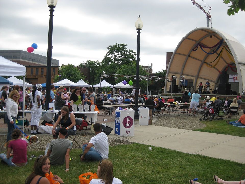 Sátrak és piknikezők a Kalamazoo Pride 2011 fesztiválterén