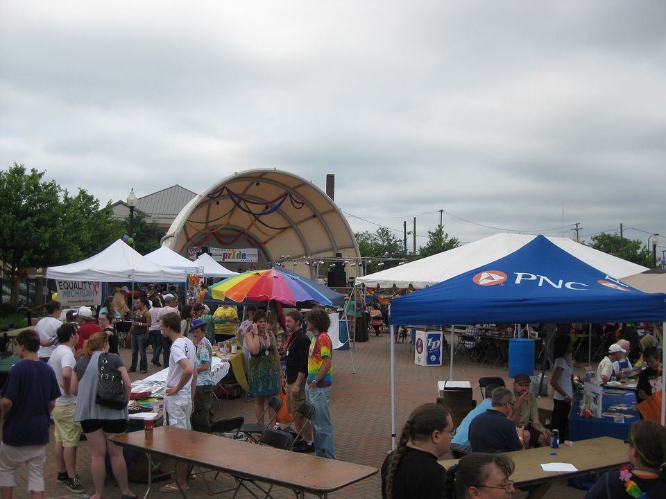 Standok és szivárványos napernyő a Kalamazoo Pride 2011-en