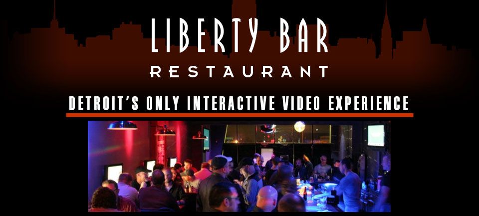 A Liberty Bar zsúfolt, neonfényes belső tere a bár feliratos fejléce alatt