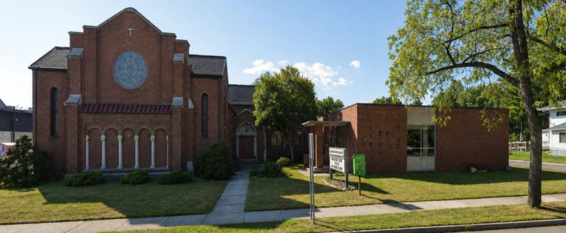 Az MCC Detroit vörös téglás temploma és füves előkertje