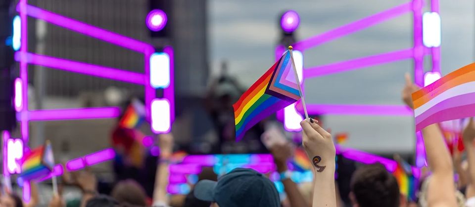 Szivárványzászlókat lengető tömeg a Motor City Pride színpada előtt