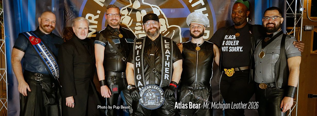 Bőrruhás címviselők csoportképe a Mr. Michigan Leather 2026 színpadán