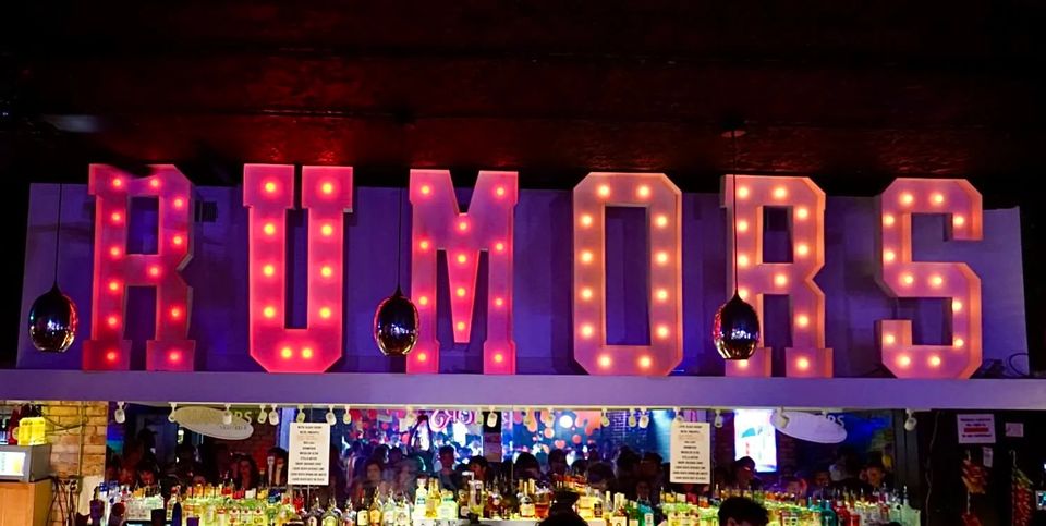 Világító RUMORS betűk a klub bárpultja fölött