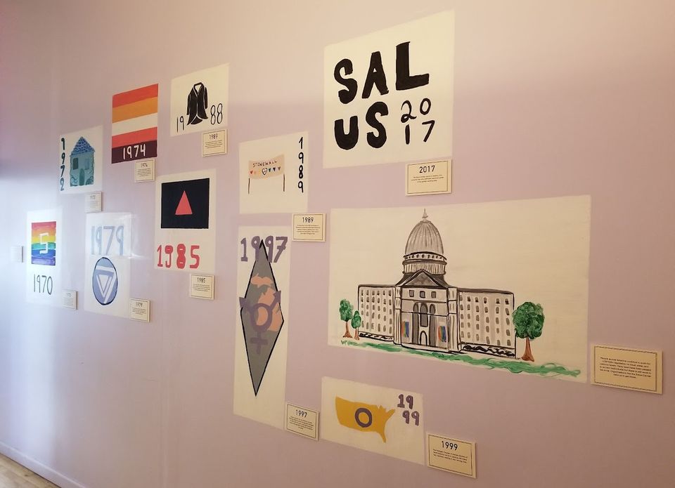 Idővonal-kiállítás a falon, köztük egy „Salus 2017” feliratú tábla