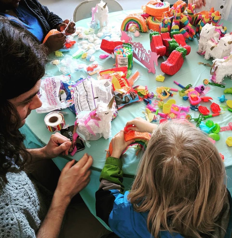 Kézműves foglalkozás: színes játékfigurák díszítése egy asztalnál