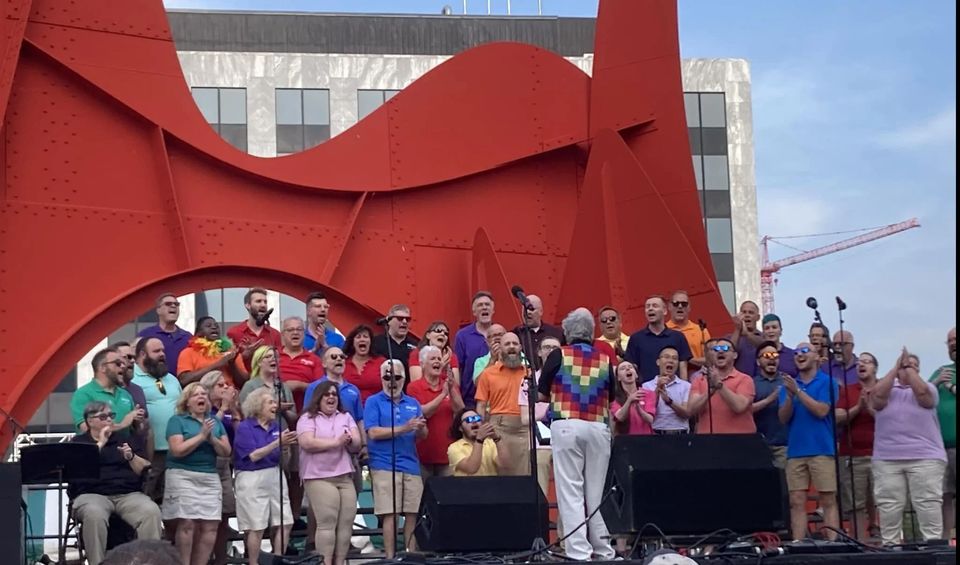 Színes pólós kórus lép fel Grand Rapids piros Calder-szobra alatt