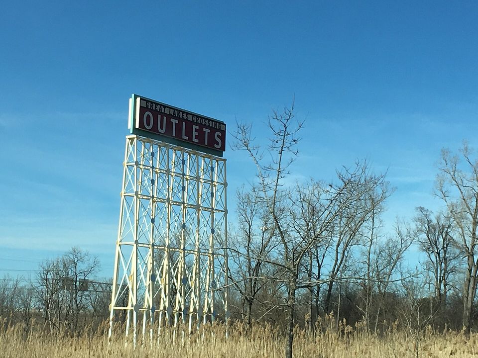 A Great Lakes Crossing felirata az I-75 mellett