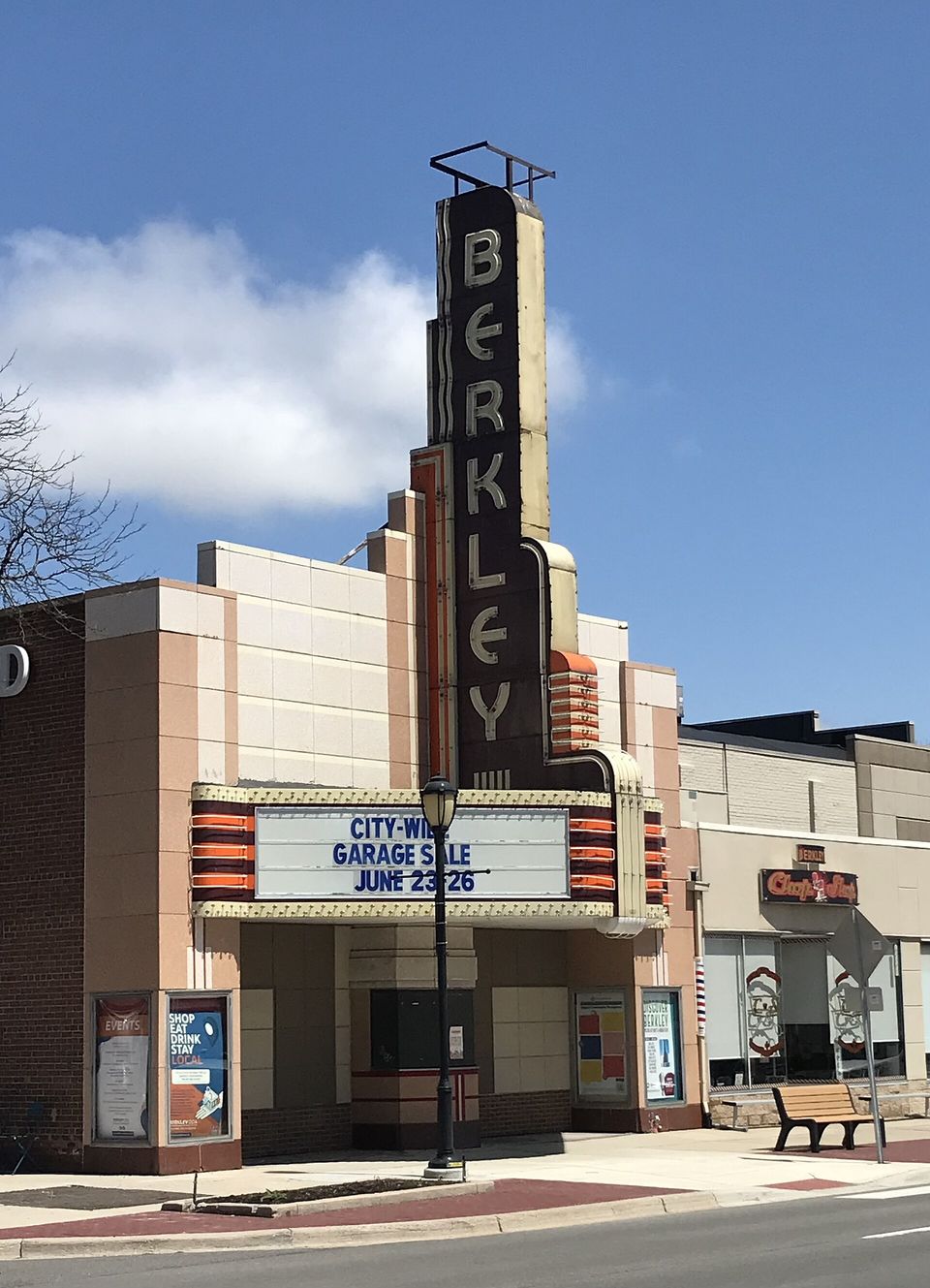 A régi Berkley Theater tornya és előtetője