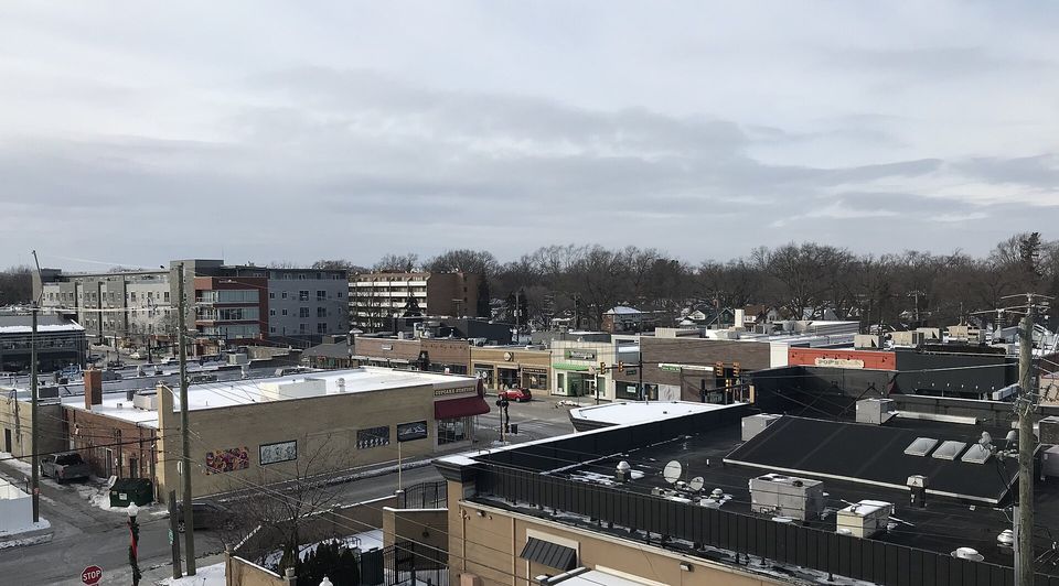 Ferndale belvárosa télen, a háztetők felett