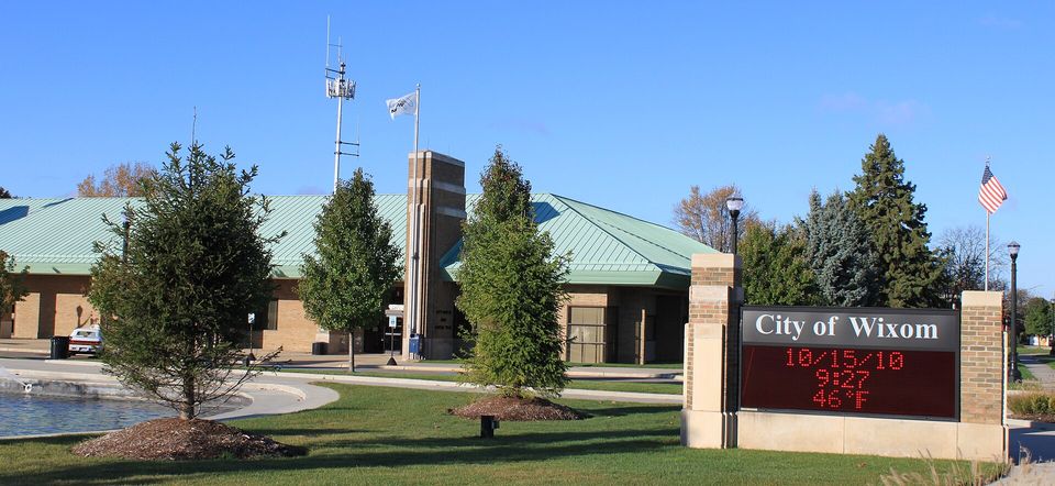 Wixom's city offices on Pontiac Trail