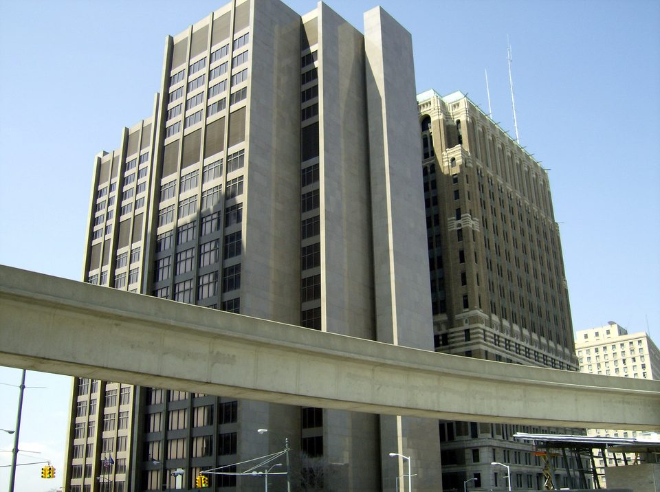 The guideway curving past the AT&T building addition
