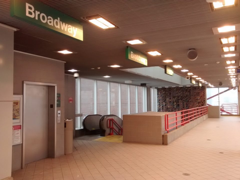 The Broadway station hall with its mural (2016)
