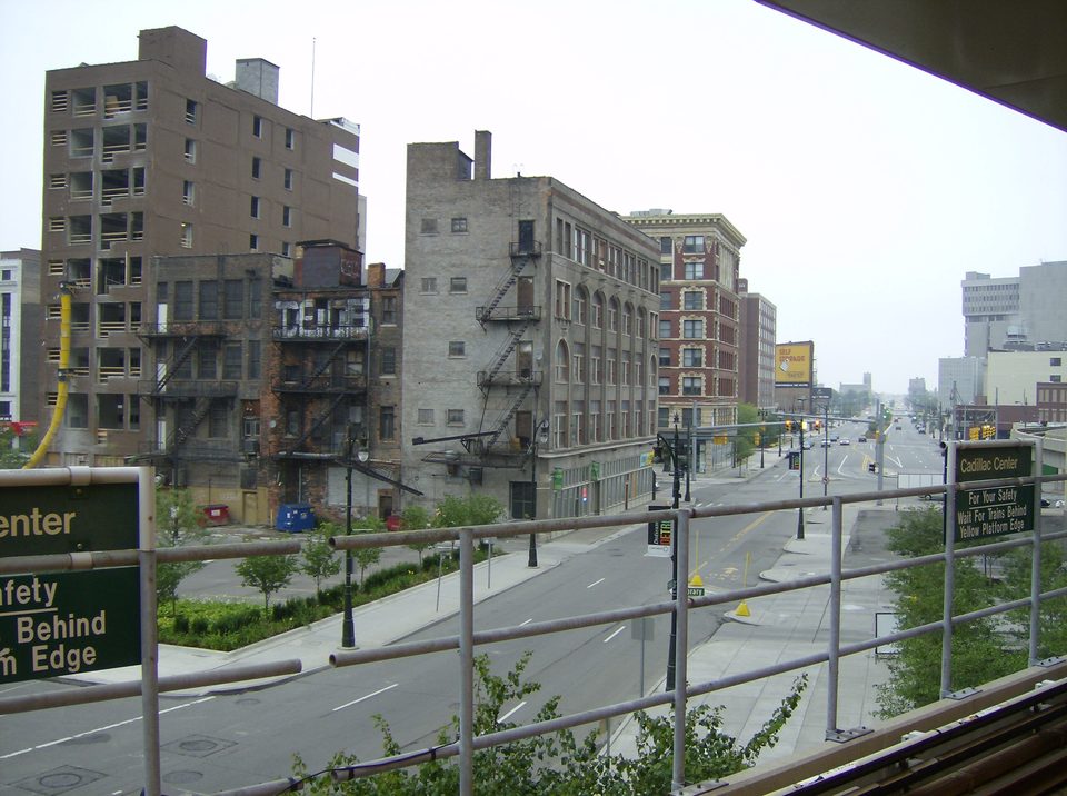 Looking along Gratiot Avenue from the Cadillac Center platform (2007)