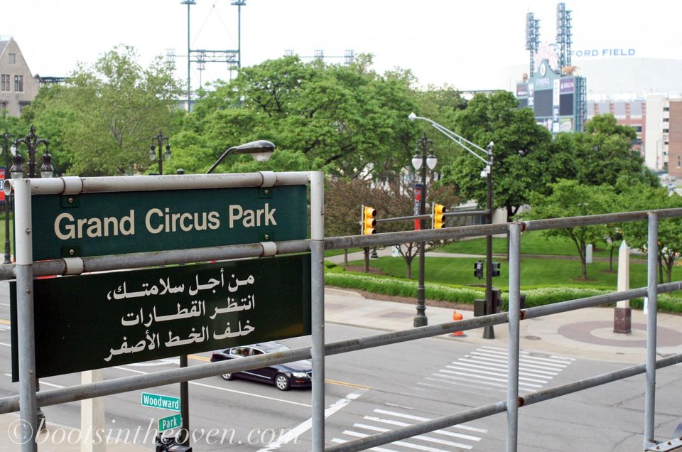 English–Arabic station sign at Grand Circus Park (2010)