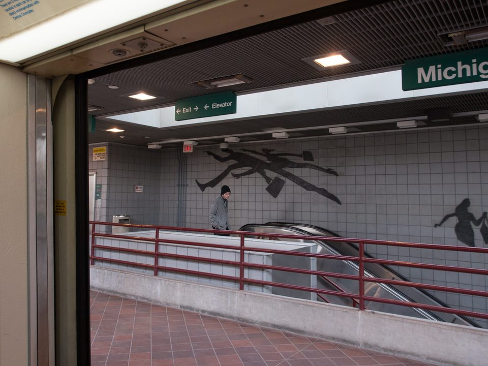 Kirk Newman’s bronze figures on the Michigan Avenue station tile wall (2015)