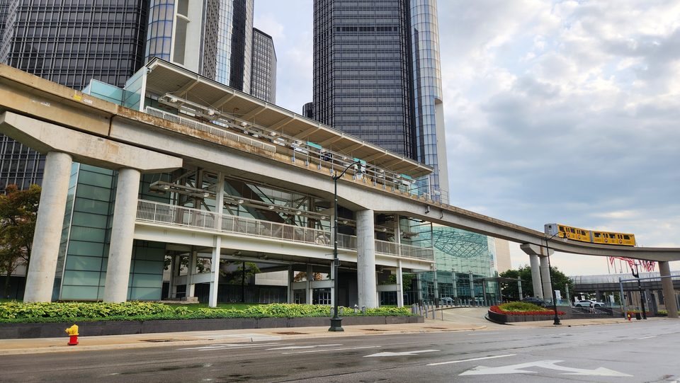Szerelvény a Renaissance Center állomáson (2025)