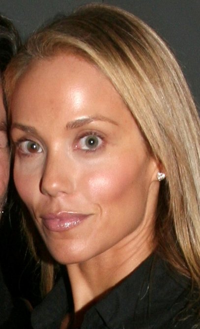 Elizabeth Berkley portréja