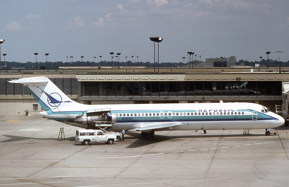 A Republic Airlines DC-9-es gépe a régi terminálépületek előtt a Detroit Metro Airporton, 1984 augusztusában.