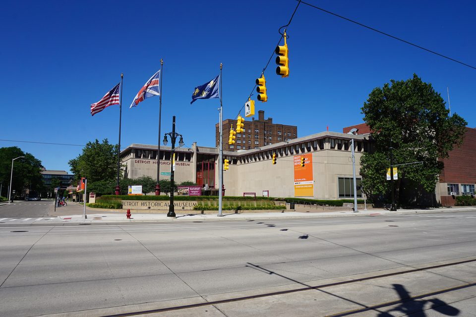 A Detroiti Történeti Múzeum a Woodward és a Kirby Street sarkán (2018)