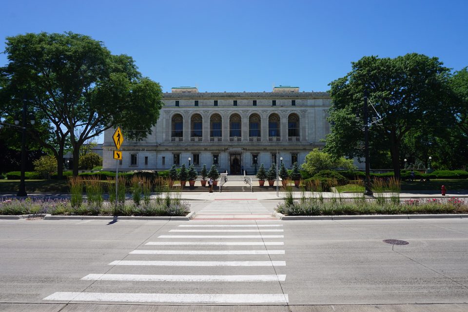 A Detroit Public Library márványhomlokzata a Woodwardon (2018)