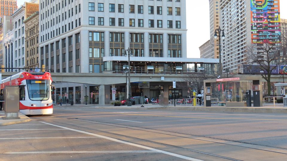 Grand Circus Park: lent a QLINE megállói, fent a People Mover (2023)