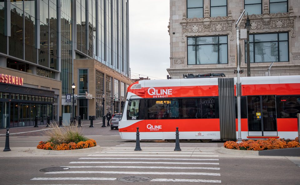 A QLINE villamosa a Woodward Avenue-n, a Fox Theatre közelében (2021)