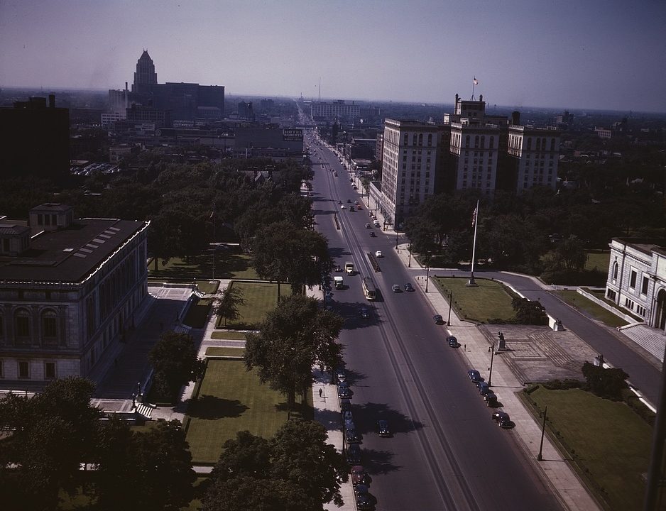 A Woodward Avenue észak felé a Maccabees Buildingből, a távolban a Fisher Building, 1942 júliusában (Arthur S. Siegel, Office of War Information)