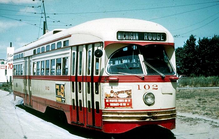 A detroiti városi villamosvállalat (DSR) 102-es PCC-kocsija a Michigan–Rouge vonalon (1950)