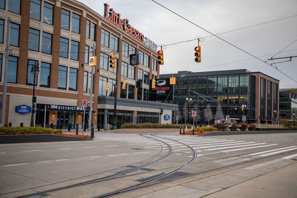 A sínek íve a Little Caesars Arena közelében (2021)