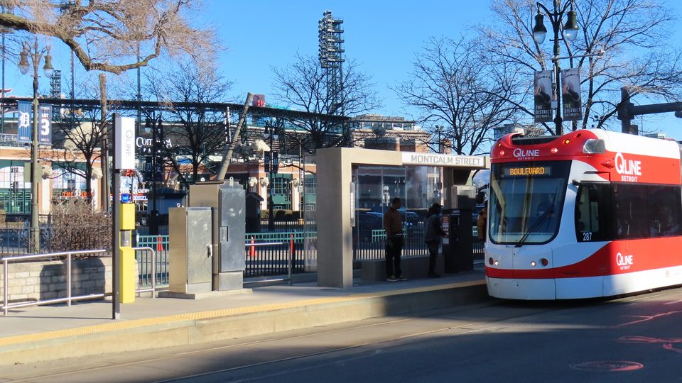 A Montcalm Street-i megálló, háttérben a Comerica Park (2023)
