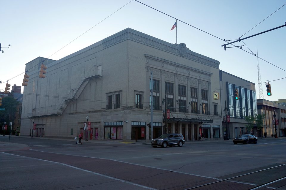 Az Orchestra Hall a Woodwardon, fölötte a QLINE felsővezetéke (2025)