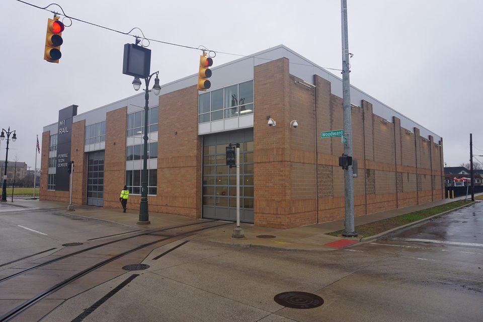 Az M-1 Rail Penske Tech Center kocsiszín a Woodward Avenue-n, a Grand Boulevardtól északra (2021)