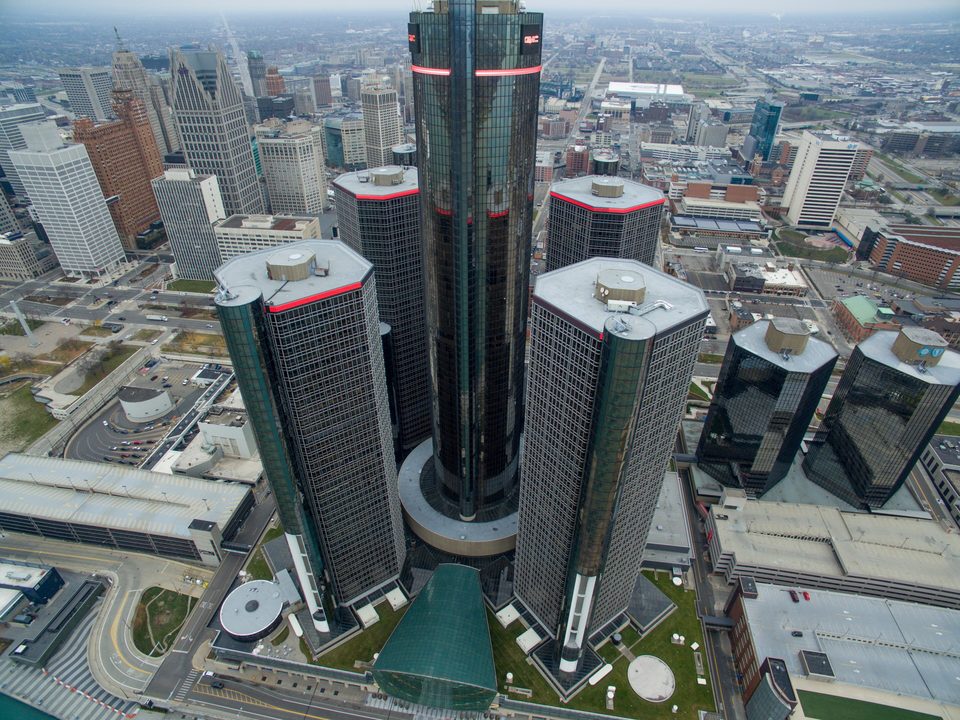 A Renaissance Center a levegőből, a folyó felől 2016 decemberében: középen a hotelhenger, lent a Wintergarden zöld üvegboltozata, két oldalán a bontásra szánt 400-as (balra) és 300-as (jobbra) torony