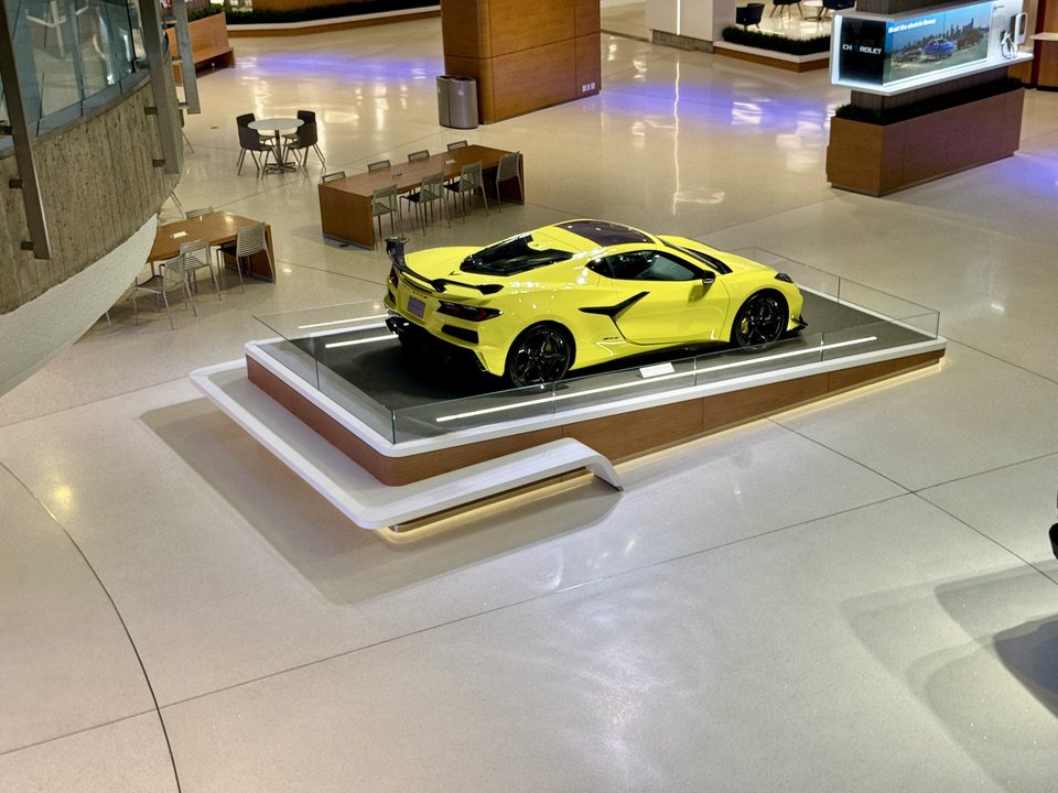Sárga Corvette a csarnok kiállítási emelvényén 2024-ben