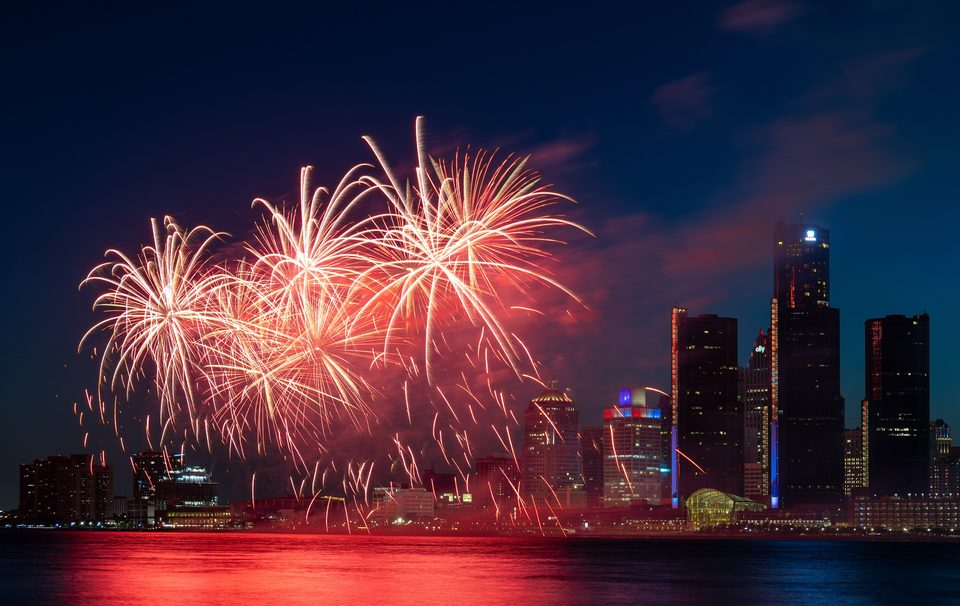A Ford Fireworks tűzijátéka 2025. június 23-án Windsorból, jobbra a Renaissance Center