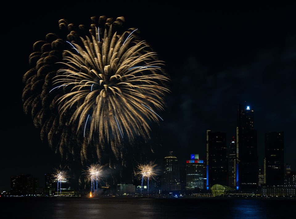 Aranyló tűzijáték-virágok a folyó fölött a 2025-ös Ford Fireworkön
