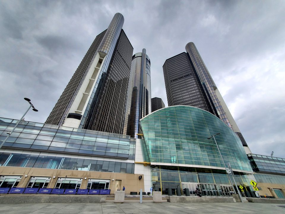 A Wintergarden üvegboltozata és a tornyok a folyóparti GM Plaza felől, 2022 májusában