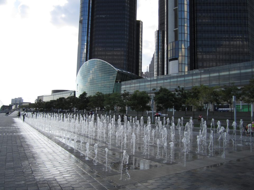 Szökőkutak a GM Plaza sétányán, háttérben a Wintergarden és a tornyok (2011)