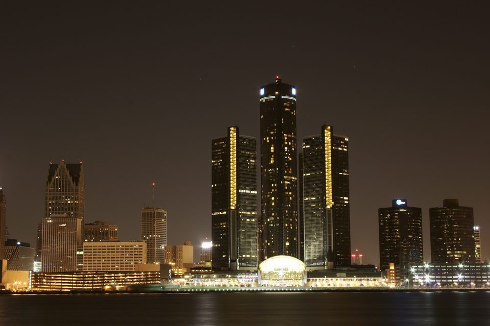 Az éjszakai Renaissance Center és a belváros fényei Windsorból nézve, 2005 novemberében