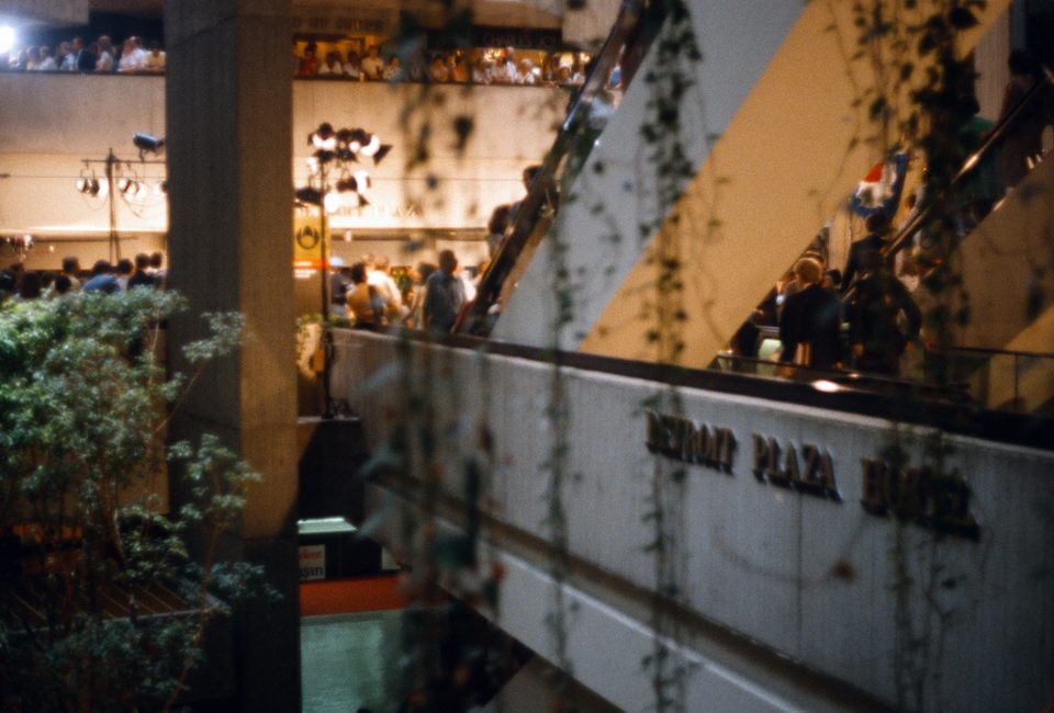 A Detroit Plaza Hotel felirata és tömeg a mozgólépcsőkön 1980 júliusában, a republikánus konvenció idején; így hívták akkor a mai Marriottot