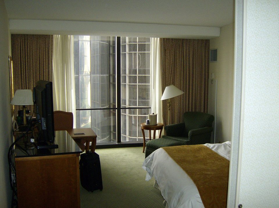 Egy Marriott-szoba a Renaissance Centerben, az ablakon túl a szomszédos torony üveghengere (2008)